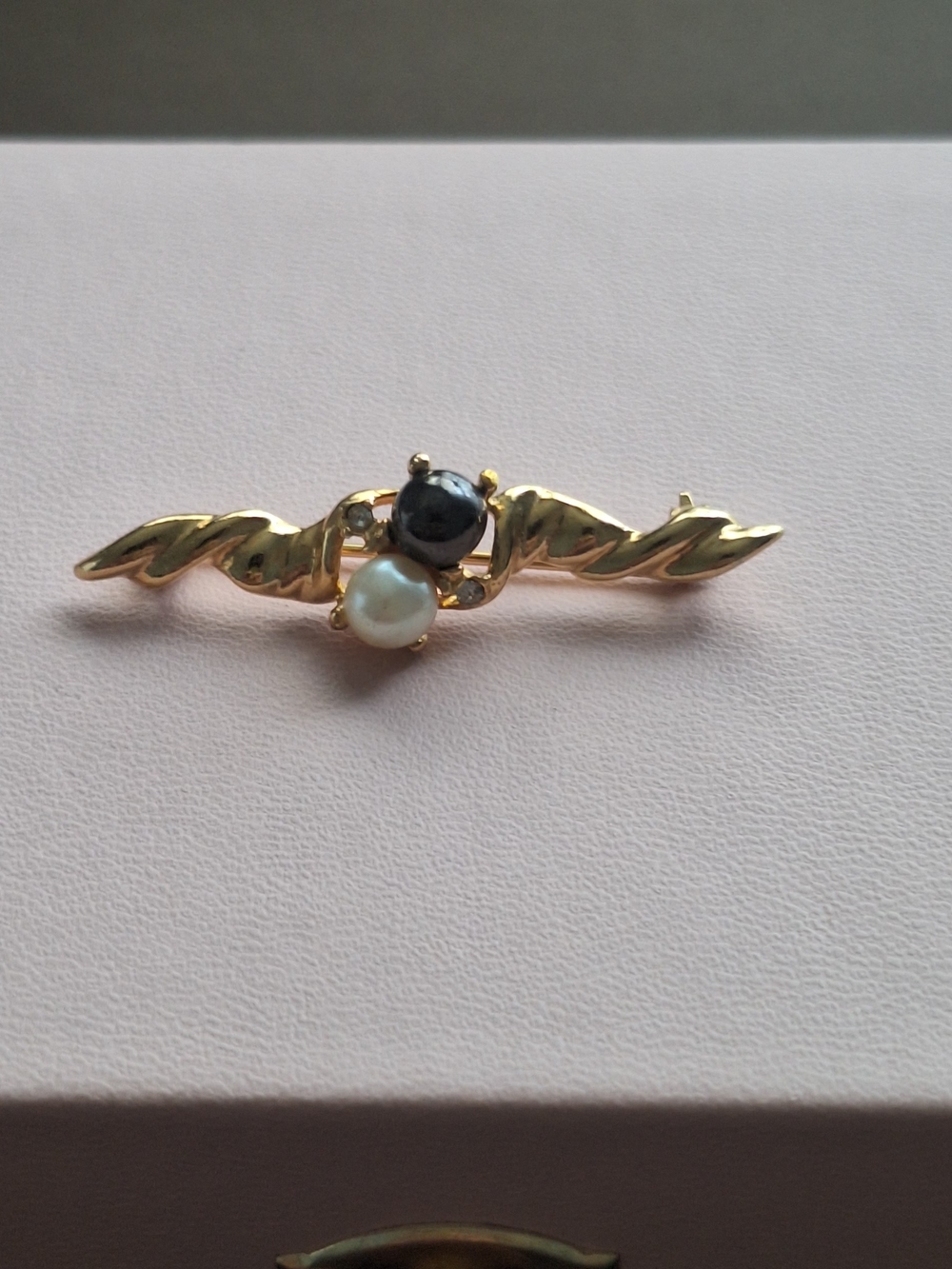 2" 1928 Gold-Tone Brooch with Black and White Pearls - Picture 3 of 10